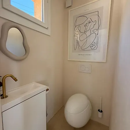 Vue Avec Piscine, Centre A Pieds * Le Lavandou