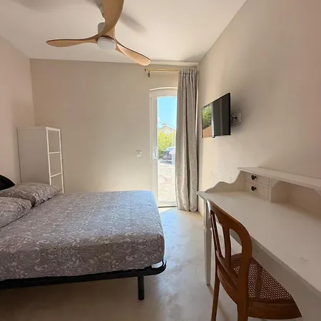 Vue Avec Piscine, Centre A Pieds *
