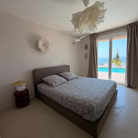 Vue Avec Piscine, Centre A Pieds Villa