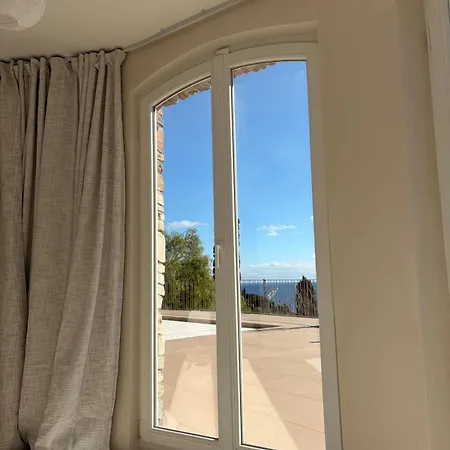 Vue Avec Piscine, Centre A Pieds * Le Lavandou