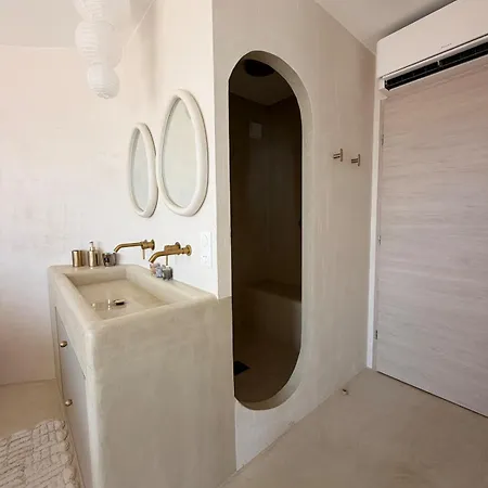 Vue Avec Piscine, Centre A Pieds * Le Lavandou