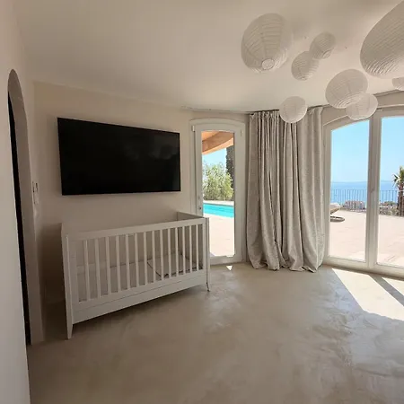 Vue Avec Piscine, Centre A Pieds *